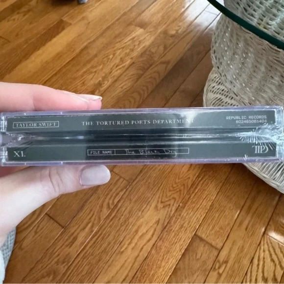 The Tortured Poets Department Collector’s Edition - Deluxe CD + “The Black Dog” - Picture 4 of 4